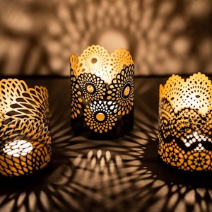 ZEYA Teelichthalter schwarz Gold Metall, 3er Set, (H) 10,5 cm, Ø 8,5 cm, Windlicht Ornamente als attraktive Tischdeko mit 3 Motiven, Deko Wohnzimmer, Präsent zu Weihnachten  - Jetzt bei Amazon kaufen*